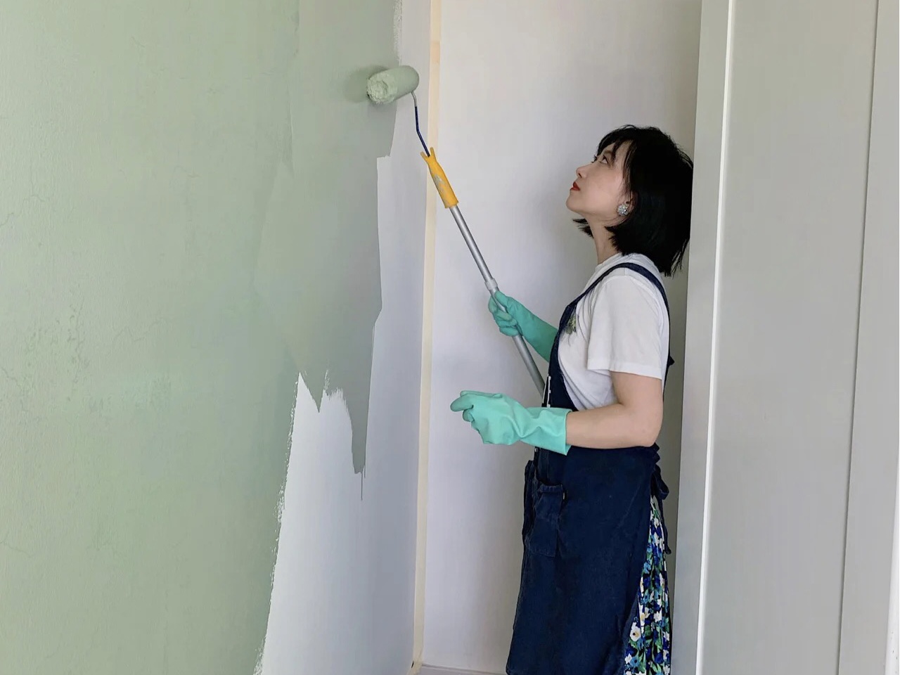 乳膠漆刷了多久可以入?。? title=